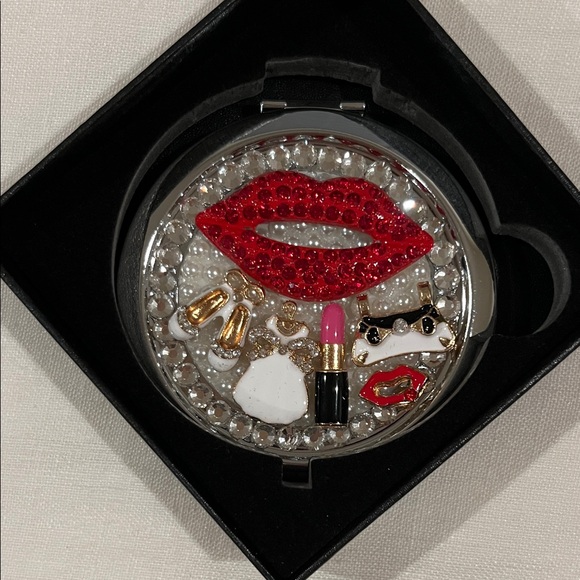 Unbranded Accessories - Chic Red and Gold Lip 👄 Mirror Compact